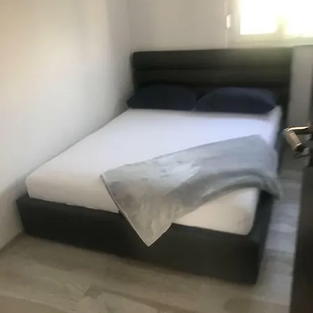 Mia *